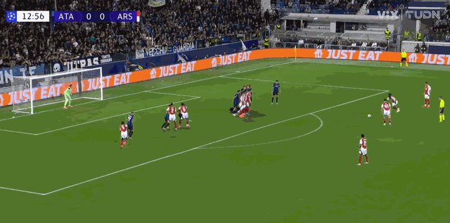 1726781915296024275.gif 萨卡任意球.gif